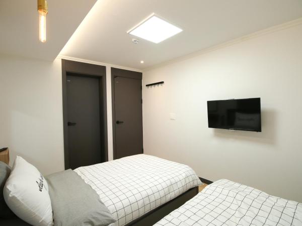 Heima Guesthouse Hongdae : photo 9 de la chambre chambre lits jumeaux avec salle de bains privative