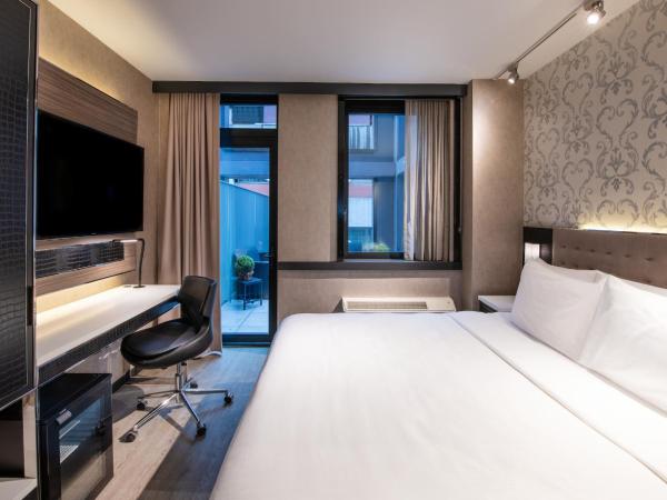 Aliz Hotel Times Square : photo 1 de la chambre chambre deluxe lit king-size avec balcon