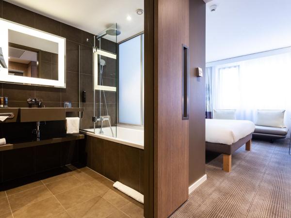 Novotel Basel City : photo 3 de la chambre chambre lit queen-size supérieure avec canapé