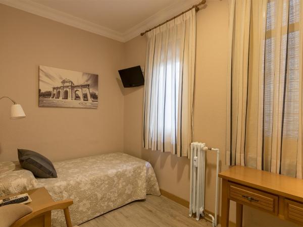 Hostal Santillan : photo 3 de la chambre chambre simple avec salle de bains privative