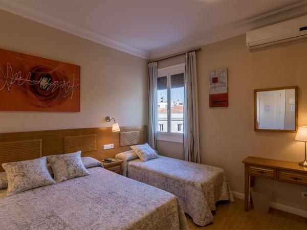Hostal Santillan : photo 1 de la chambre chambre double avec lit d'appoint