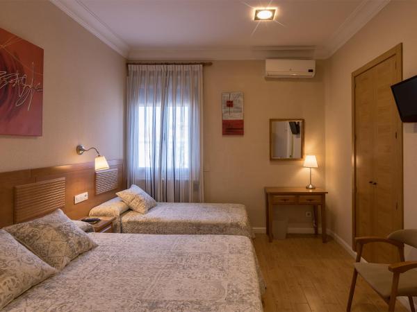 Hostal Santillan : photo 2 de la chambre chambre double avec lit d'appoint