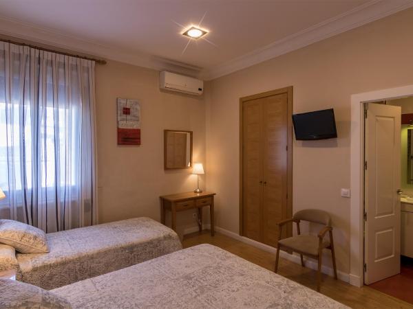 Hostal Santillan : photo 3 de la chambre chambre double avec lit d'appoint
