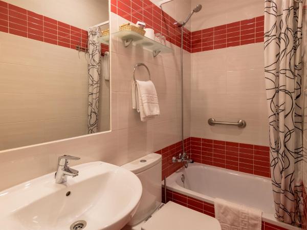 Hostal Santillan : photo 1 de la chambre chambre lits jumeaux avec salle de bains privative