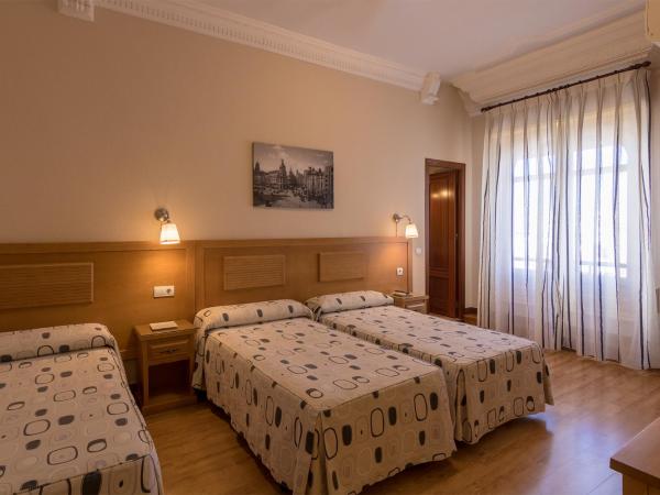 Hostal Santillan : photo 1 de la chambre chambre triple avec salle de bains privative