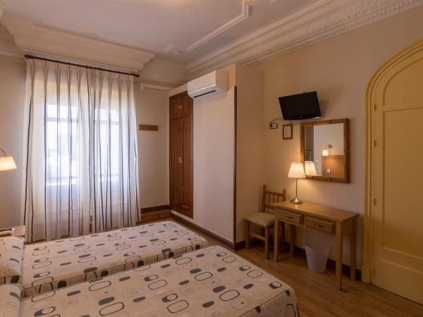 Hostal Santillan : photo 2 de la chambre chambre triple avec salle de bains privative