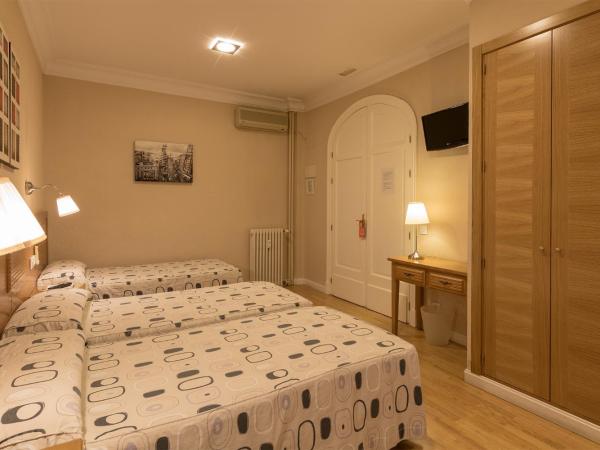 Hostal Santillan : photo 4 de la chambre chambre triple avec salle de bains privative
