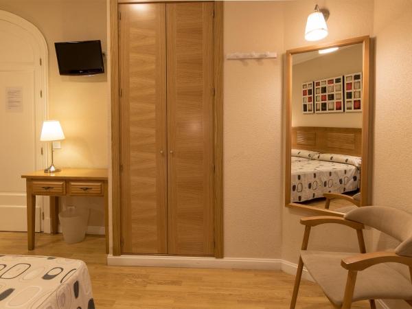 Hostal Santillan : photo 5 de la chambre chambre triple avec salle de bains privative