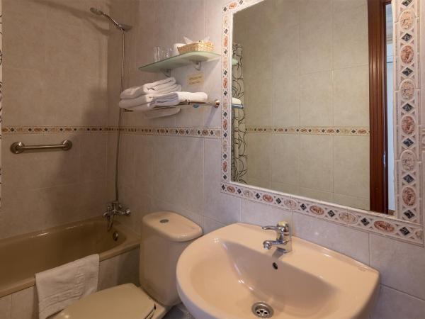 Hostal Santillan : photo 5 de la chambre chambre double avec salle de bains privative