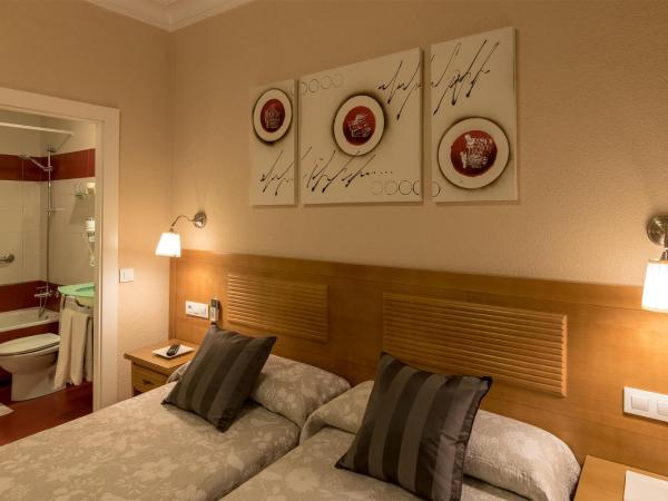 Hostal Santillan : photo 5 de la chambre chambre lits jumeaux avec salle de bains privative