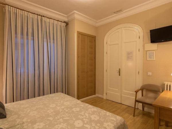 Hostal Santillan : photo 7 de la chambre chambre lits jumeaux avec salle de bains privative