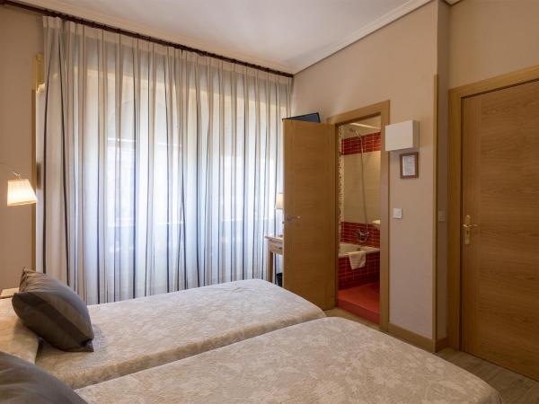 Hostal Santillan : photo 9 de la chambre chambre lits jumeaux avec salle de bains privative