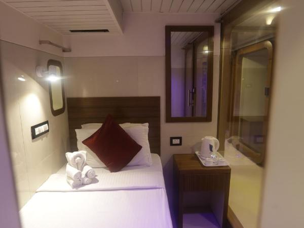 Qubestay Airport Capsule Hotel & Hostel : photo 6 de la chambre lit simple dans dortoir mixte