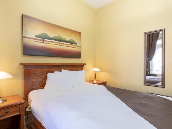 Unilofts Grande-Allée : photo 4 de la chambre chambre standard avec lit queen-size