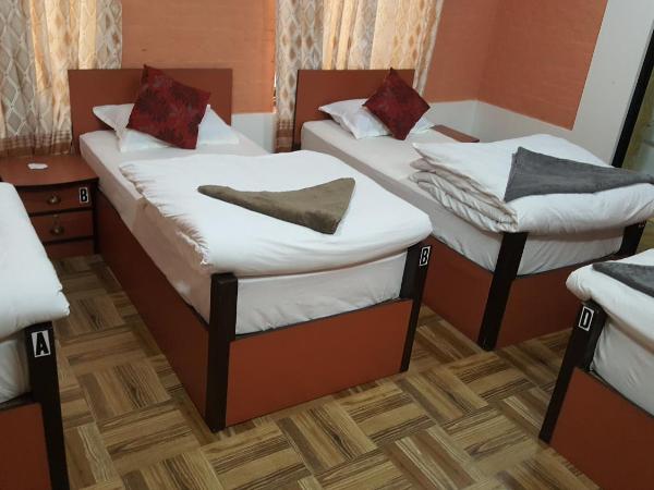 BnB Royal Tourist House : photo 7 de la chambre chambre quadruple avec salle de bains privative