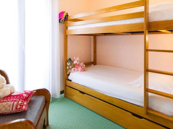 Hôtel Les Soldanelles : photo 2 de la chambre chambre familiale - vue sur montagne