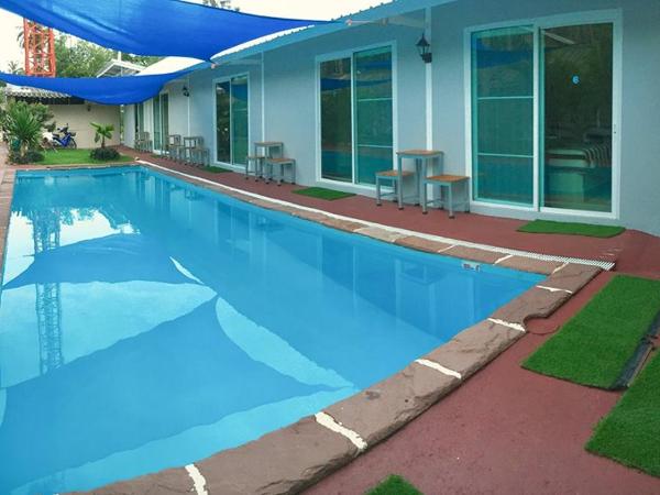 Carpe Diem Guest House : photo 3 de la chambre chambre climatisée - vue sur piscine 