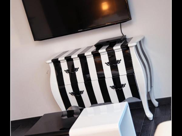 V E R O N E - Rooms & Suites - Liège - Rocourt : photo 8 de la chambre chambre double avec balcon