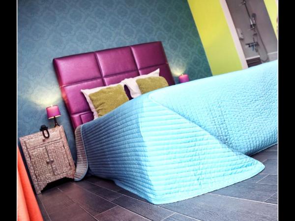 V E R O N E - Rooms & Suites - Liège - Rocourt : photo 5 de la chambre chambre double avec baignoire spa