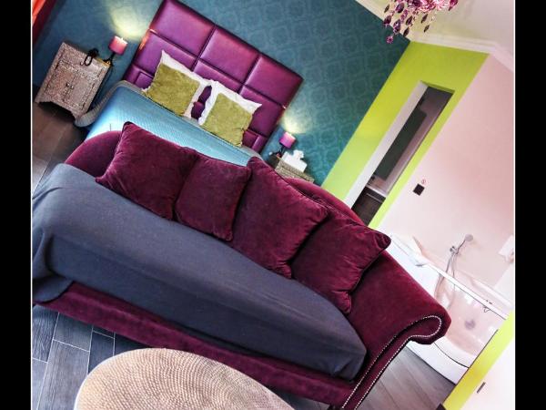 V E R O N E - Rooms & Suites - Liège - Rocourt : photo 10 de la chambre chambre double avec baignoire spa