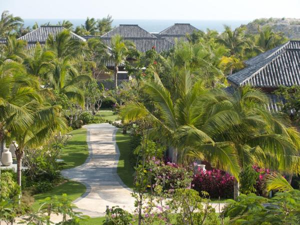 Sanya LUHUITOU Resort & Spa : photo 6 de la chambre two bedroom beachfront pool villa <welcome fruit +daily 4 pieces of free laundry service.(t-shirts only)>