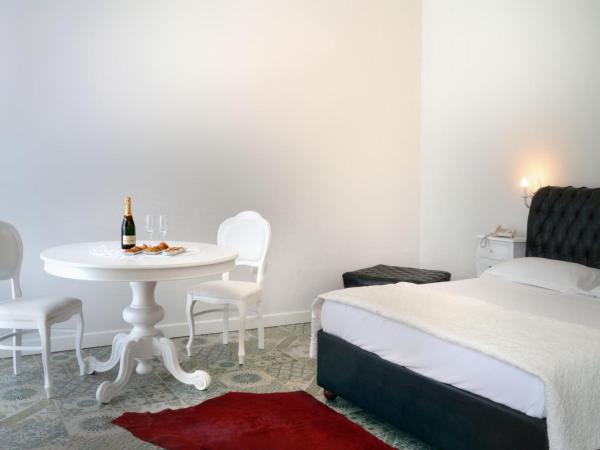 Barbarella Home : photo 6 de la chambre suite lit queen-size avec baignoire spa