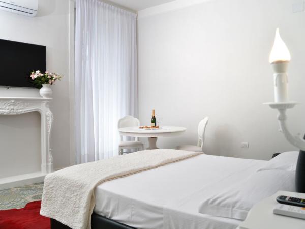 Barbarella Home : photo 10 de la chambre suite lit queen-size avec baignoire spa