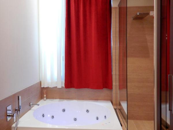 Arena Luxury Suite : photo 10 de la chambre chambre double ou lits jumeaux supérieure - vue sur jardin