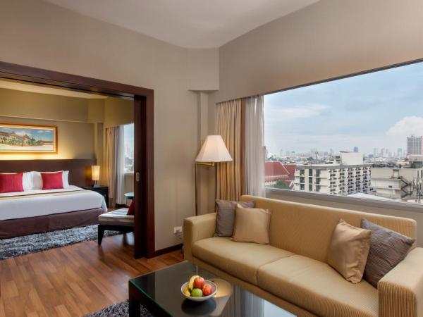 Ramada Plaza by Wyndham Bangkok Menam Riverside : photo 2 de la chambre suite lit king-size - vue sur ville