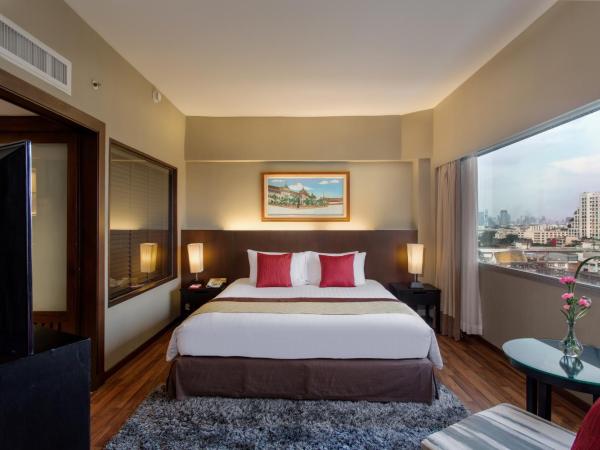 Ramada Plaza by Wyndham Bangkok Menam Riverside : photo 1 de la chambre suite lit king-size - vue sur ville