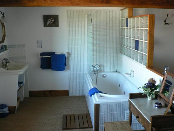 Chambres d'hôtes Domaine de Beaupré : photo 2 de la chambre chambre double
