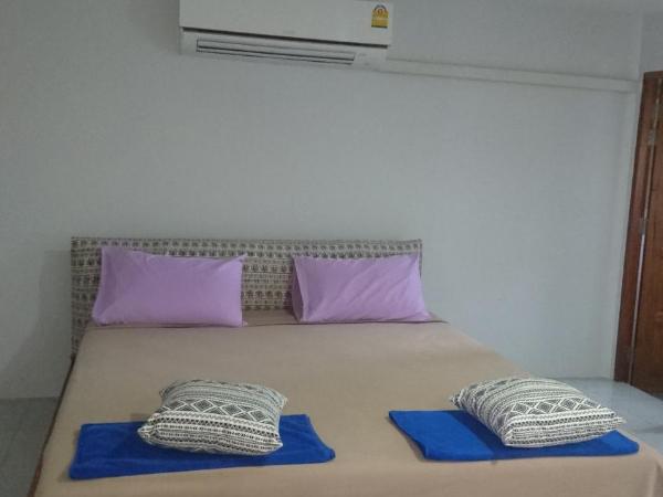 Easy Rooms and Minimart : photo 1 de la chambre chambre double avec balcon (3 adultes)