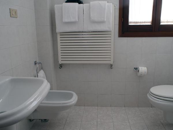 Hotel EMI : photo 4 de la chambre chambre double Économique