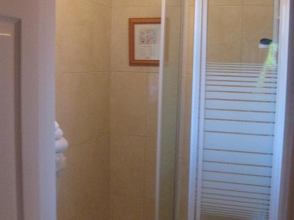 Corrib View Guesthouse h91rr72 : photo 5 de la chambre chambre lits jumeaux avec salle de bains commune