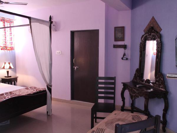 Kesar Heritage Boutique Home Stay : photo 9 de la chambre suite lit king-size avec balcon