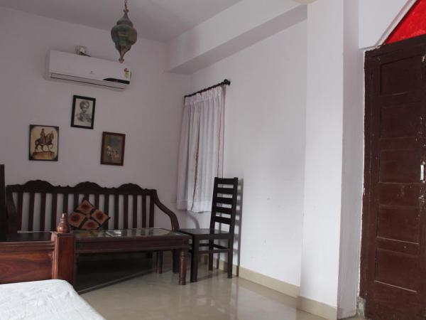 Kesar Heritage Boutique Home Stay : photo 6 de la chambre suite lit king-size avec balcon