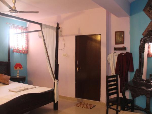 Kesar Heritage Boutique Home Stay : photo 7 de la chambre suite lit king-size avec balcon