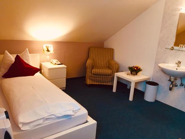 Hotel Plainbrücke | self check-in : photo 5 de la chambre chambre simple avec toilettes et douche communes