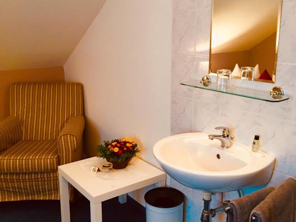 Hotel Plainbrücke | self check-in : photo 4 de la chambre chambre simple avec toilettes et douche communes