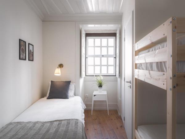 Epic Days Guest House : photo 4 de la chambre chambre triple avec salle de bains privative