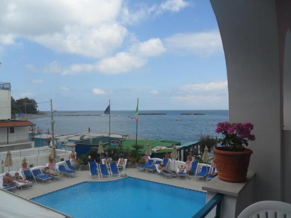 Hotel Solemare Beach & Beauty SPA : photo 1 de la chambre chambre quadruple - vue partielle sur mer