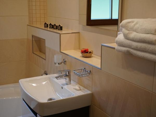 Jezírko lesní restaurant & penzion : photo 4 de la chambre chambre familiale avec balcon