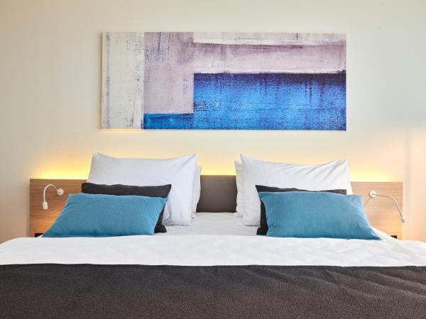 Hotel Park Plava Laguna : photo 1 de la chambre chambre supérieure avec balcon - côté mer