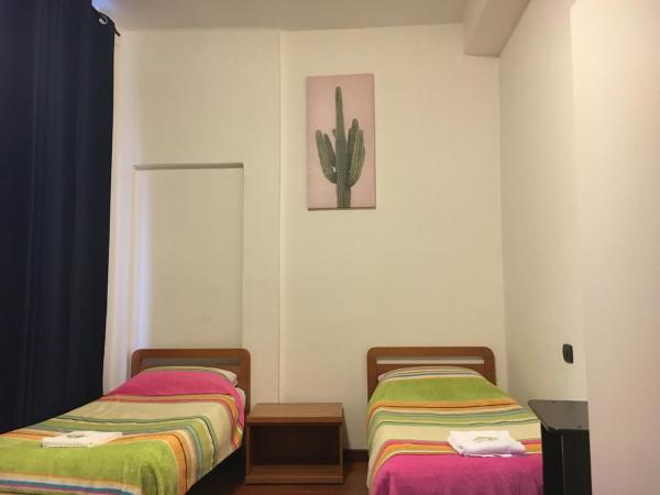 Hotel Brivio : photo 1 de la chambre chambre lits jumeaux avec salle de bains commune