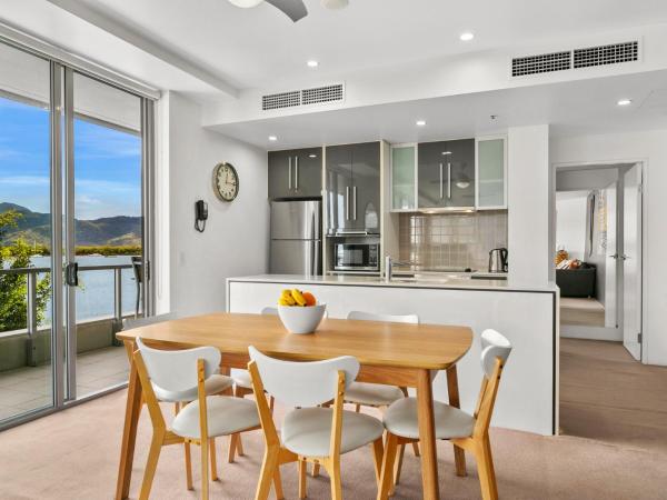 Cairns Private Apartments : photo 8 de la chambre appartement 2 chambres premium - vue sur port