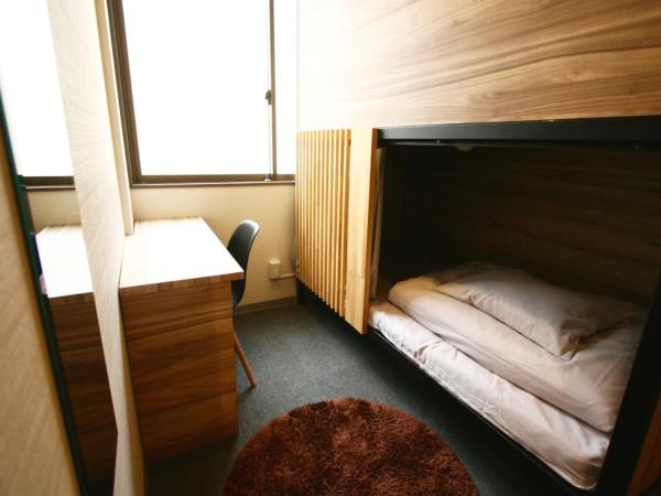Namba Guesthouse HIVE : photo 6 de la chambre chambre semi-privée pour femmes avec 1 lit superposé et salle de bains commune