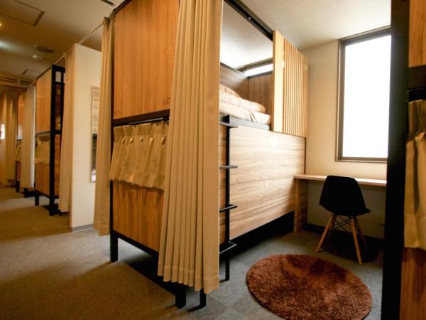Namba Guesthouse HIVE : photo 1 de la chambre chambre semi-privée avec 1 lit superposé et salle de bains commune