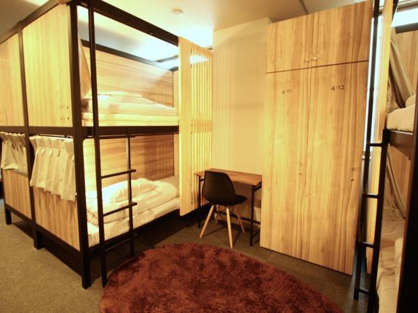 Namba Guesthouse HIVE : photo 1 de la chambre chambre semi-privée avec 2 lits superposés et salle de bains commune