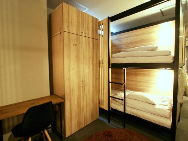 Namba Guesthouse HIVE : photo 2 de la chambre chambre semi-privée avec 2 lits superposés et salle de bains commune