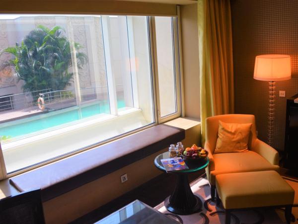 Taj Santacruz : photo 4 de la chambre chambre lit king-size de luxe avec baignoire - vue sur piscine